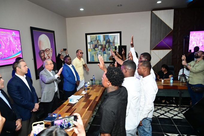 Danilo Medina: “La historia la tiene el PLD”, juramenta exdirigentes del PRM